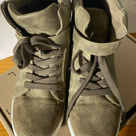 Women’s size 8.5 shoes. Off-brand. Light brown. Worn once. - Picture 4 of 4